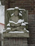 De schooljongen leest door, ook in de sneeuw.
<br/>
Gert-Jan Lobbes, 2017